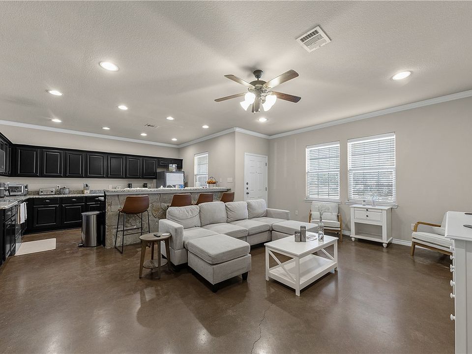 1st image of 125 Deacon Dr W