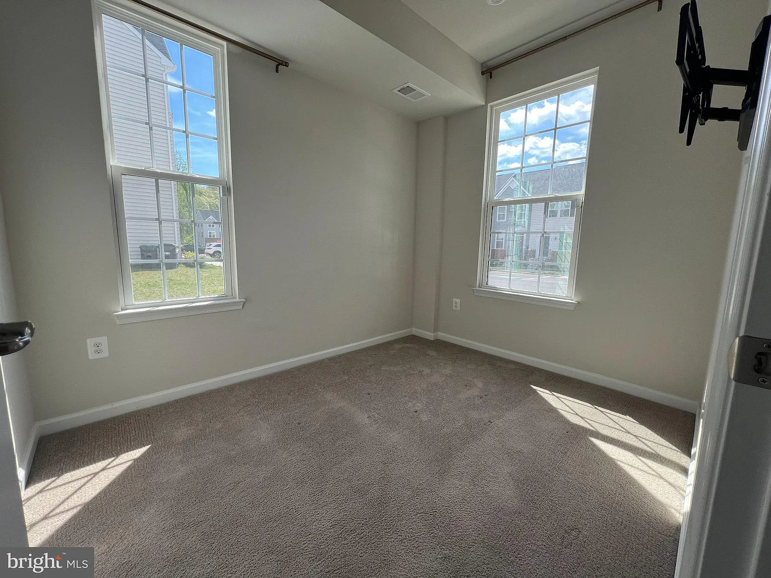 3 bed, 3.5 bath, 1938 sqft, $2,500 — Photo 3