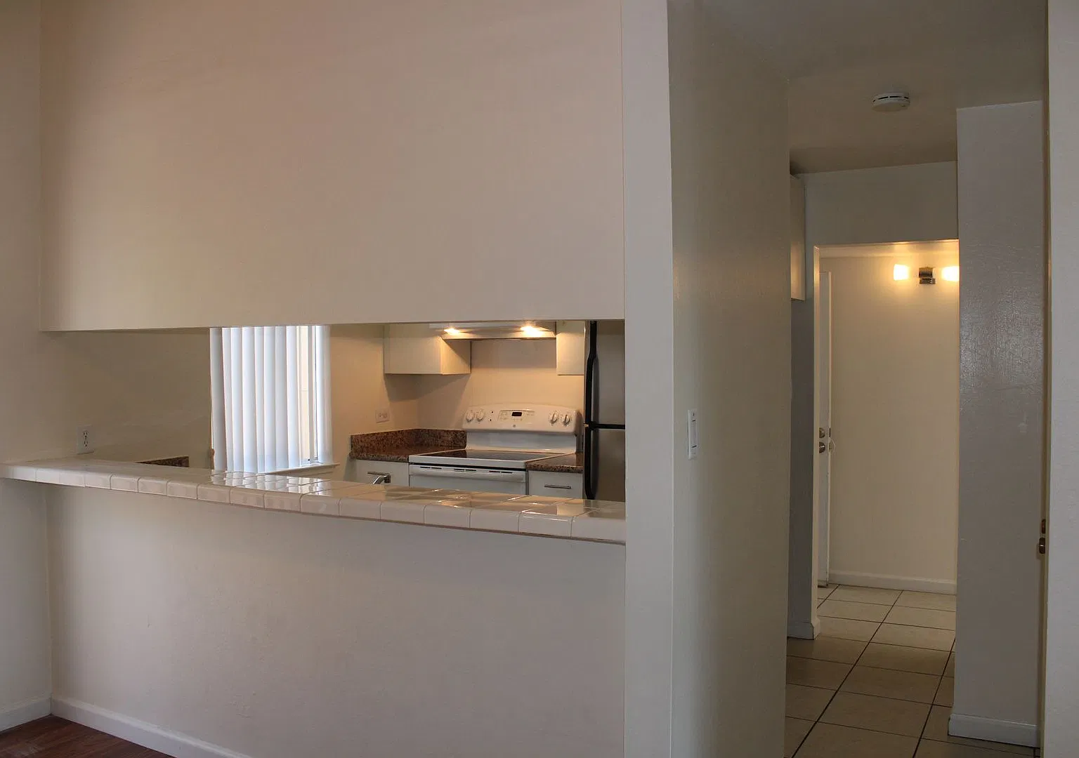 Bright 2 Bedroom, 2 Bathroom Condo, W/ Garage, Deck a Patio and Community Pool — Photo 4