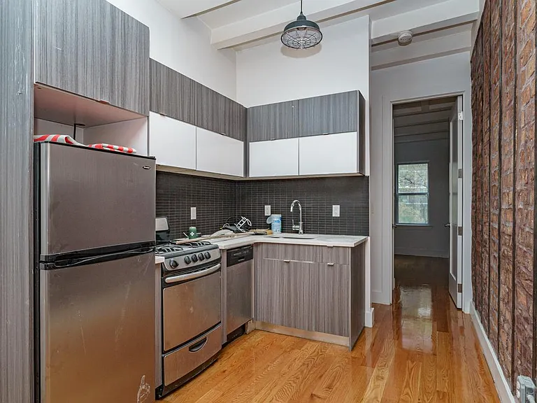 33 Montrose Ave #2L — Photo 3