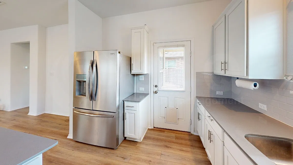 4 bed, 3.5 bath, 2395 sqft, $2,550 — Photo 2