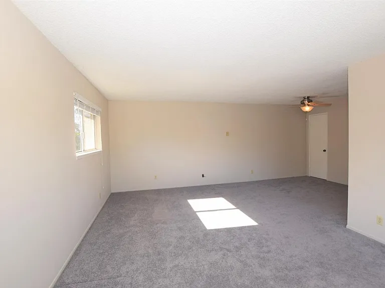 2670 Victoria Ave — Photo 2