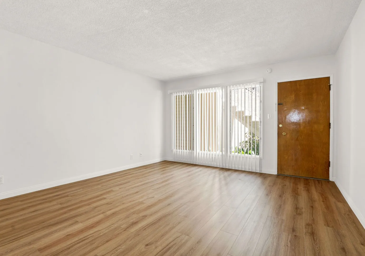 927 3rd St - North of Wilshire and 3 blocks to the beach! — Photo 3