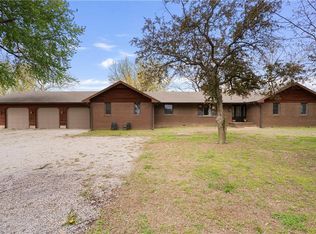 116 Country Club Ln, Parsons, KS 67357