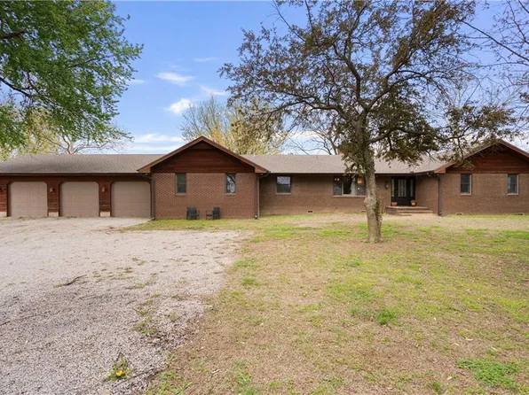 116 Country Club Ln, Parsons, KS 67357