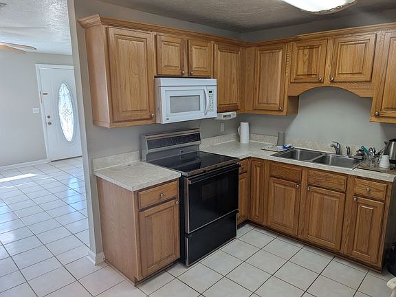 4th image of 900 Camphor Way