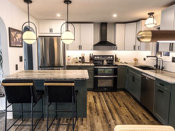 Newly-renovated kitchen with all appliances.