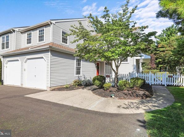 642 Rose Hollow Dr #B, Morrisville, PA 19067