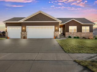 2909 Savannah Dr, Hiawatha, IA 52233