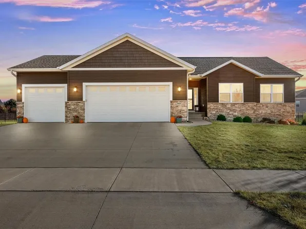 2909 Savannah Dr, Hiawatha, IA 52233