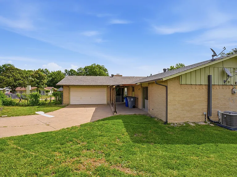 14046 Rolling Hills Ln — Photo 27