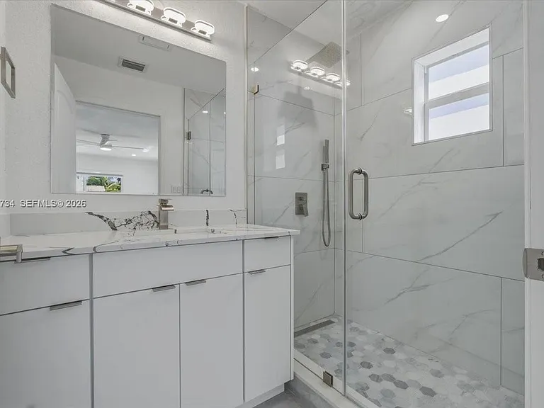 266 SW 6th St — Photo 8
