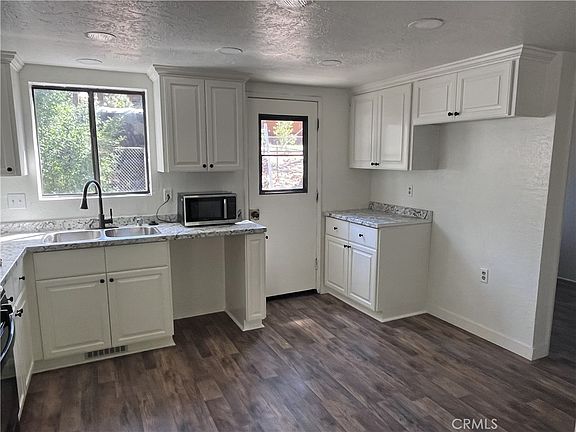 5th image of 1587 Ross St
