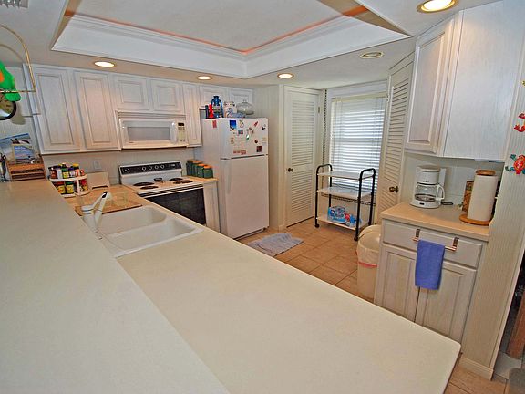2nd image of 3400 Gulf Blvd Beach House Ii #401