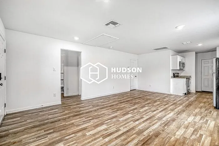 3 bed, 2.0 bath, 909 sqft, $1,249 — Photo 3