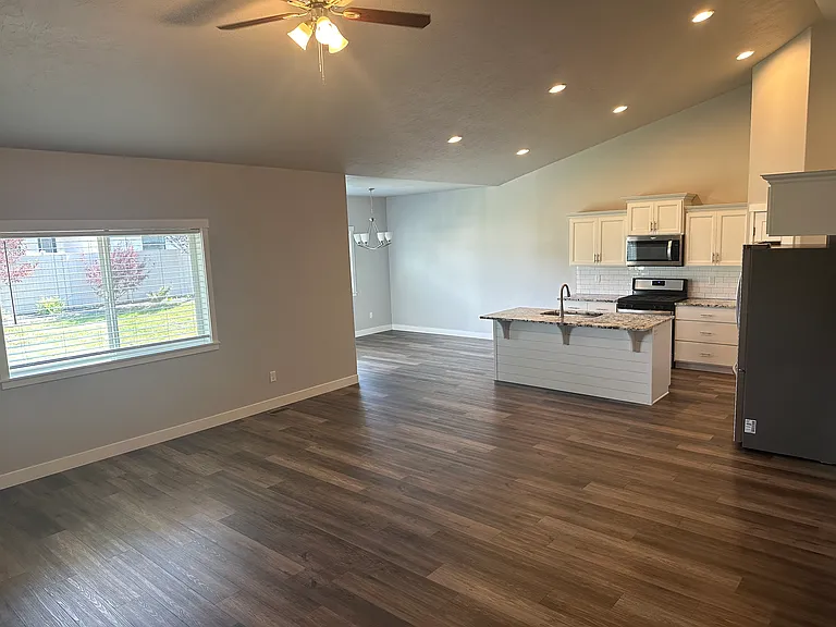 731 Mossview Ave — Photo 2