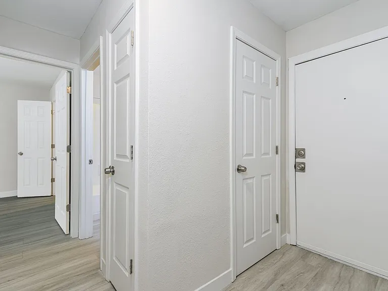 Oak Park Apartments — Photo 9