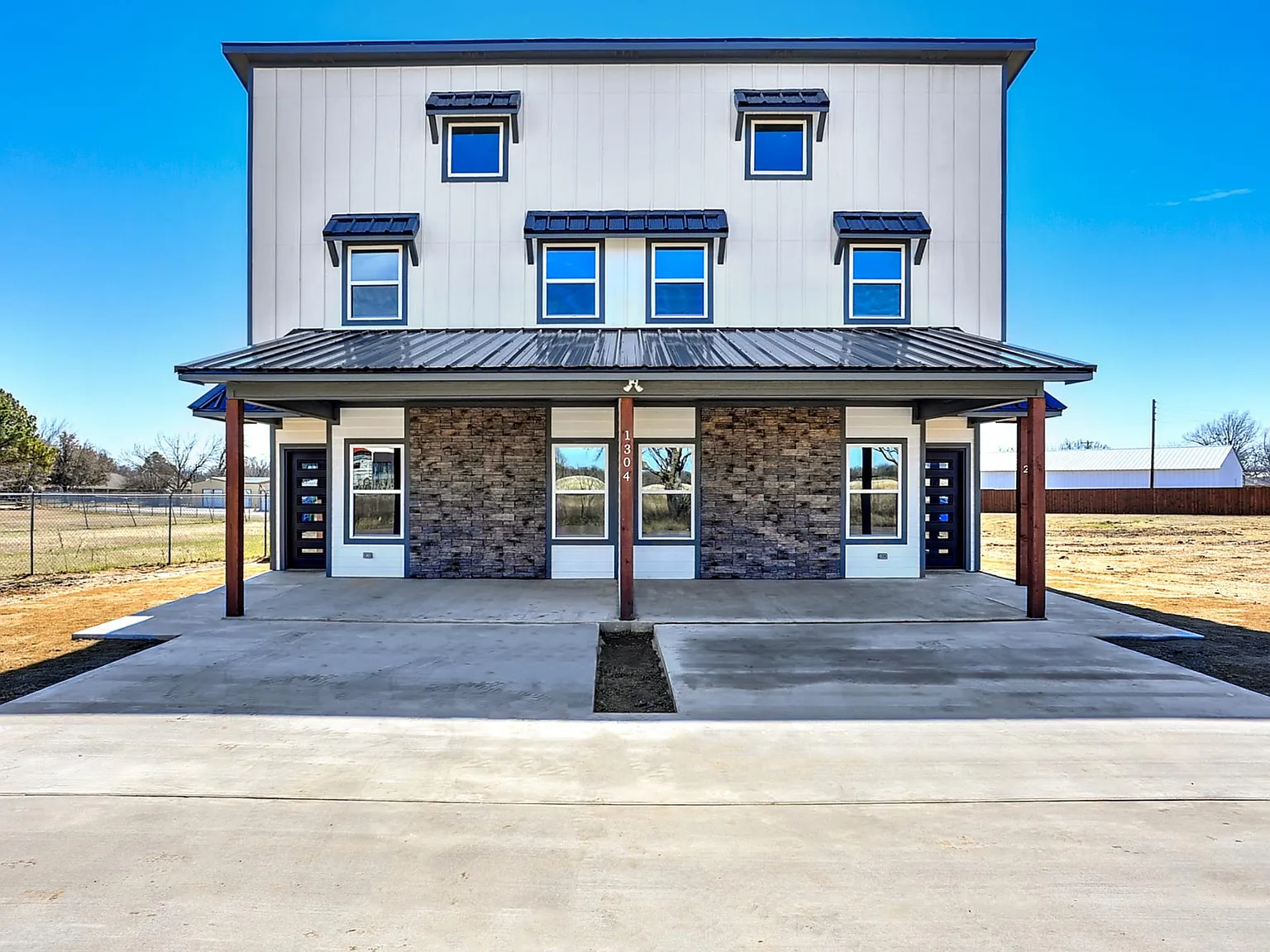 1304 Country Rd — Photo 2