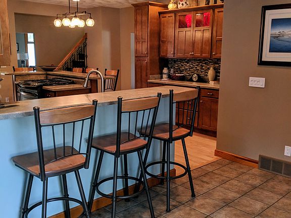 Countertop seating for seven