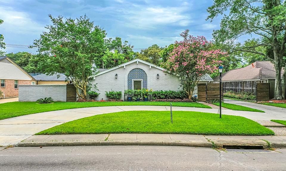 1st image of 10043 Briar Forest Dr