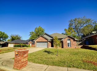 923 Castle Rd, Edmond, OK 73034