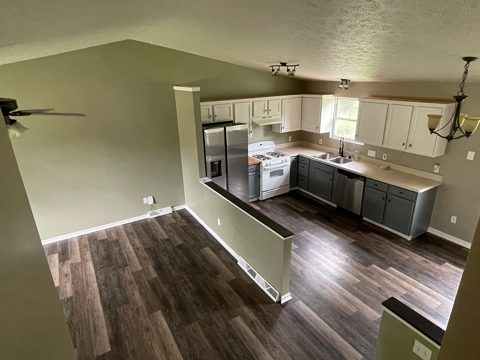 3 bed, 1465 sqft, $2,400 — Photo 2
