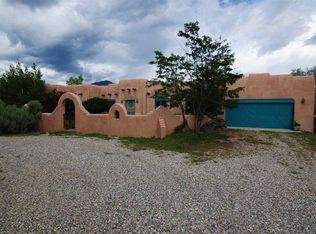8 Comanche Rd, Taos, NM 87529