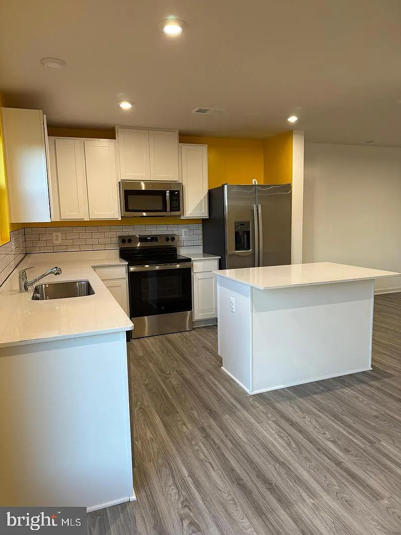 3 bed, 2.5 bath, 1470 sqft, $2,200 — Photo 3