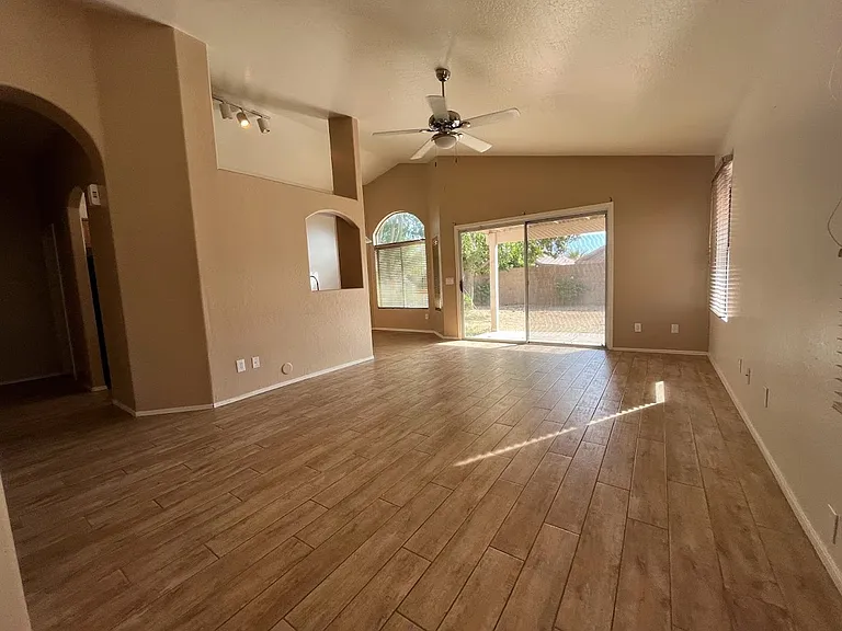8347 W Audrey Ln — Photo 2