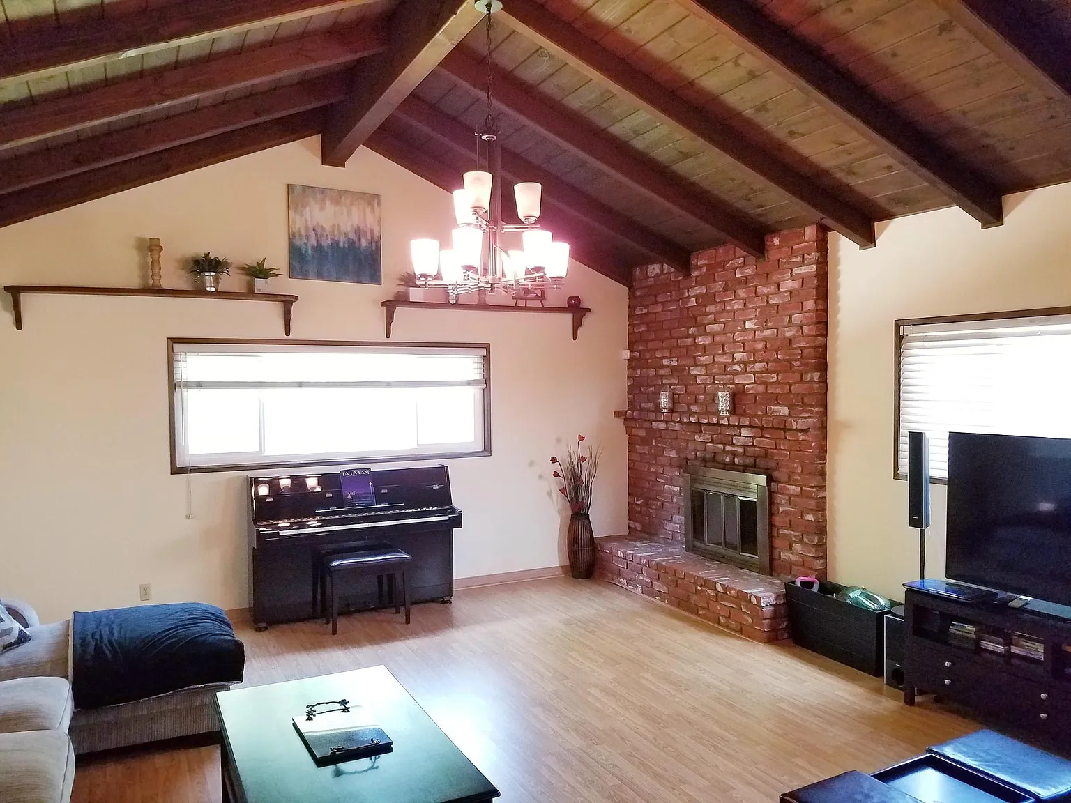 3 bed, 1.5 bath, 1974 sqft, $4,000 — Photo 2