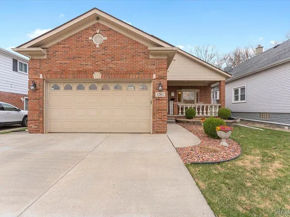 1261 Cedar St, Wyandotte, MI 48192