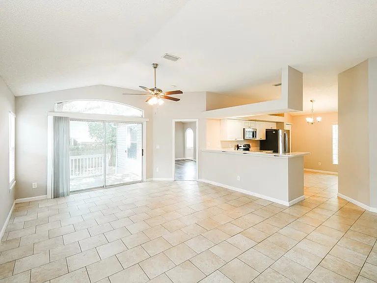 1126 E Brookwood Bluff Rd — Photo 3