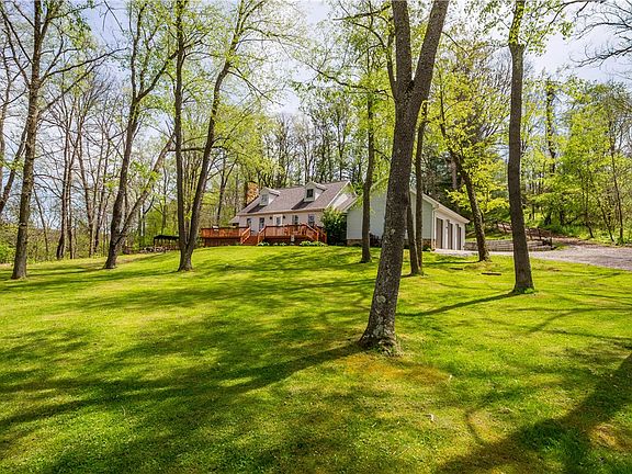 3rd image of 10 Oakridge Ln