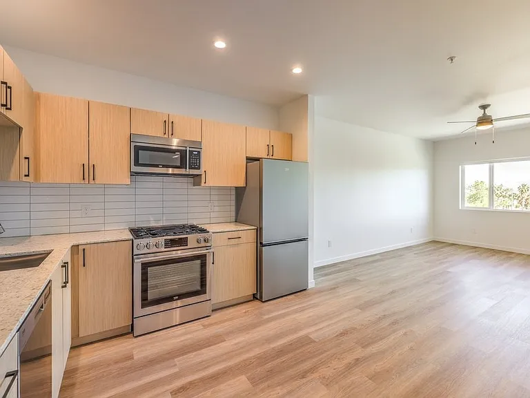 627 S 10th St — Photo 33