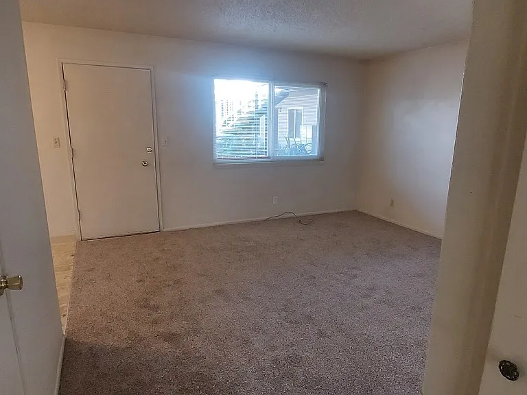 653 E 9th St #17 — Photo 3