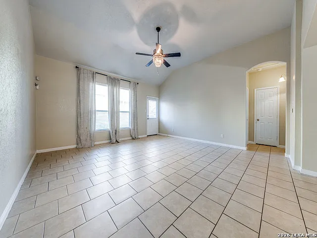 4 bed, 3.5 bath, 2753 sqft, $2,300 — Photo 4