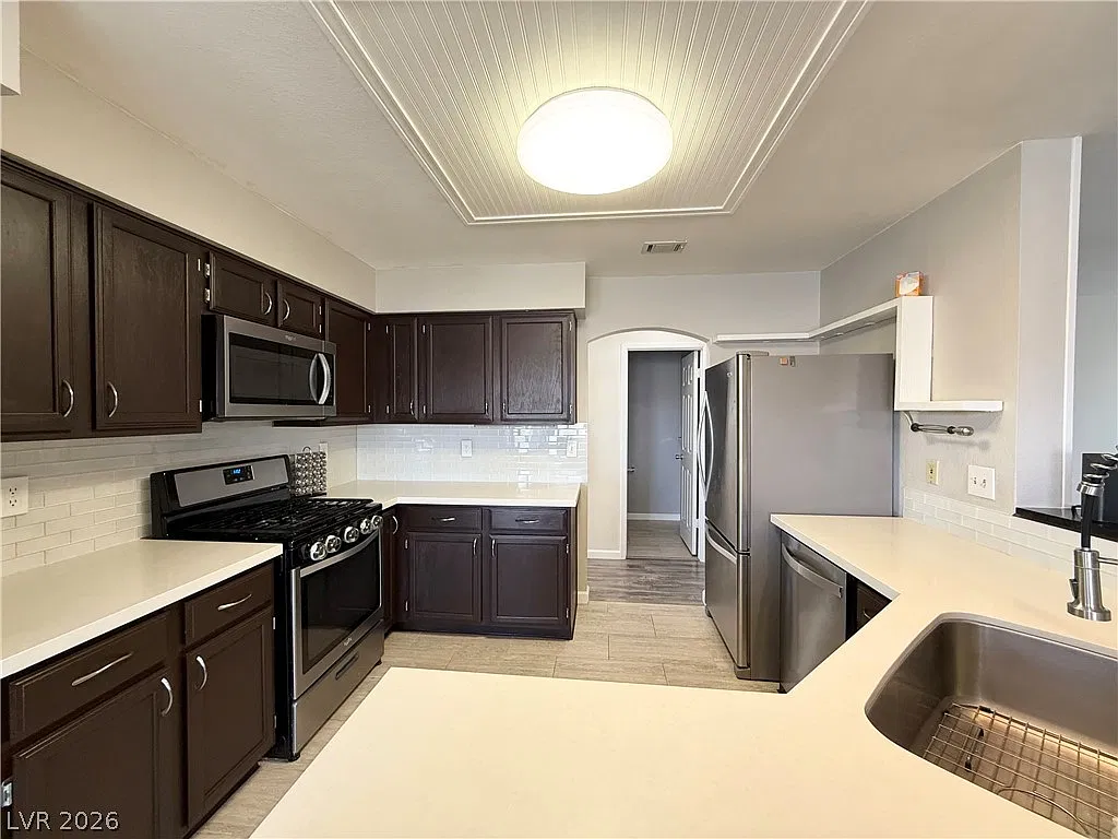 3 bed, 2.5 bath, 2222 sqft, $2,374 — Photo 2