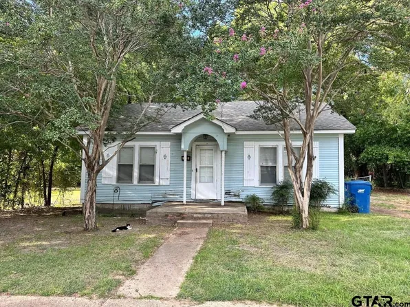 305 E Bradford St, Troup, TX 75789