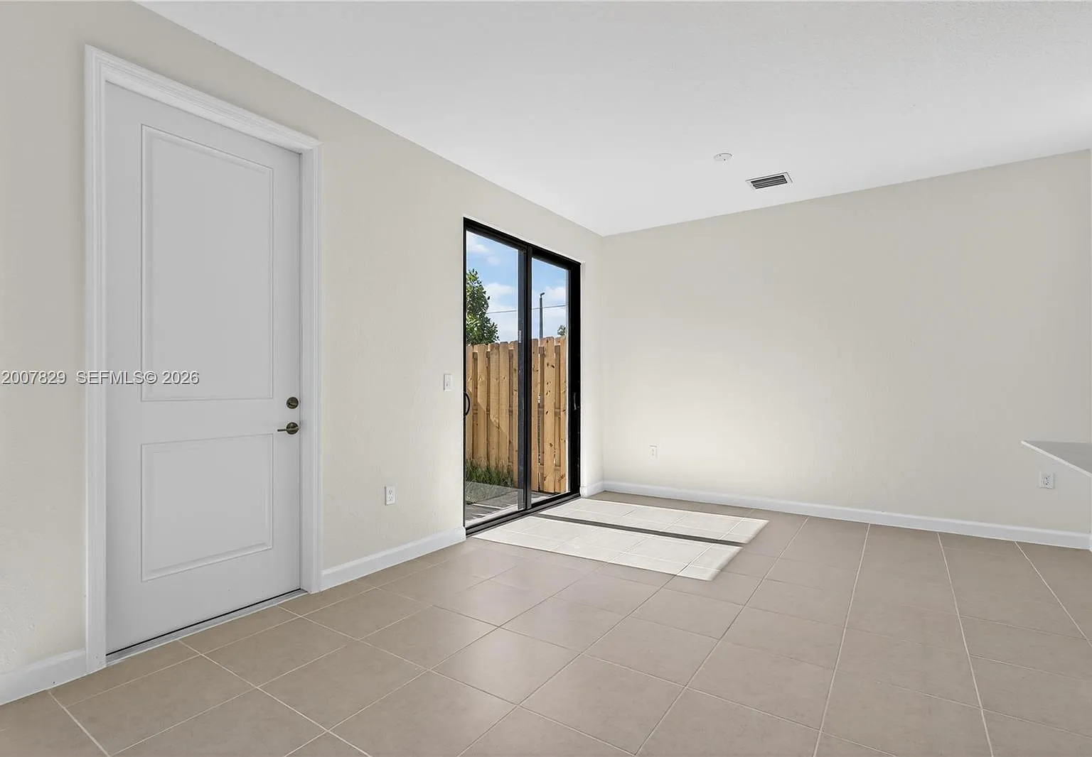 4 bed, $3,000 — Photo 1