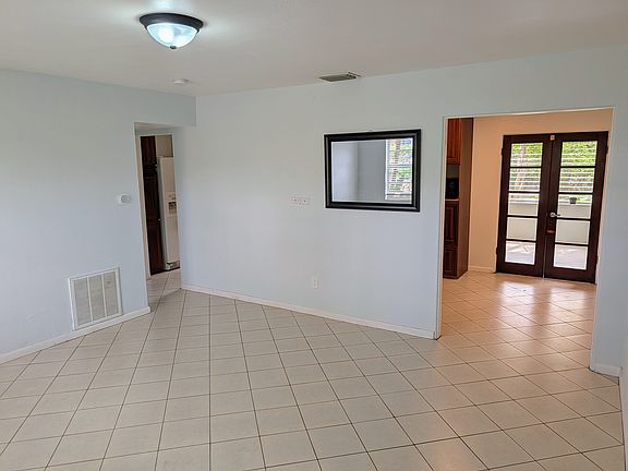 5th image of 2609 Ives Ave