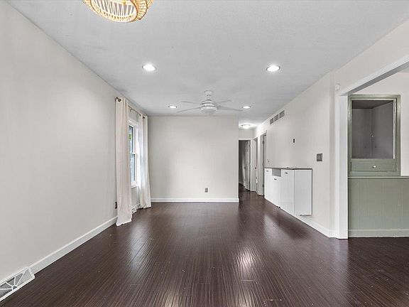 5th image of 402 Sunset Ct NE