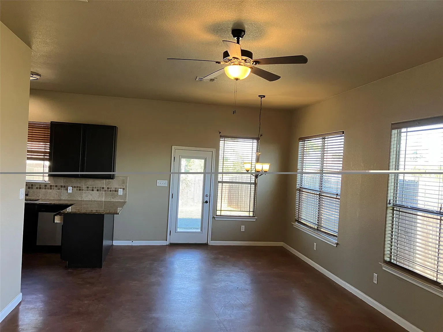 3 bed, 2.0 bath, 1300 sqft, $1,700 — Photo 4