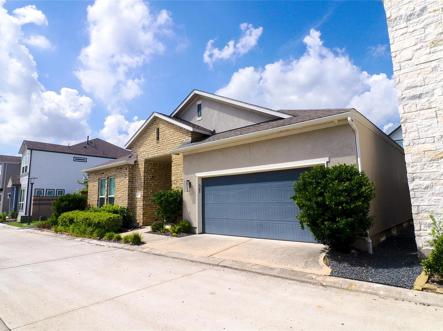 3 bed, 2.0 bath, 1832 sqft, $3,490 — Photo 2