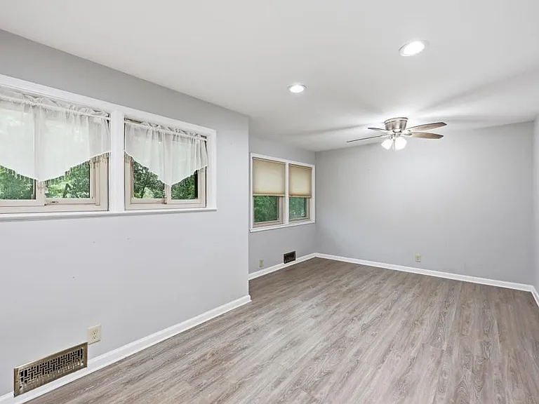 989 Rudolph St — Photo 16