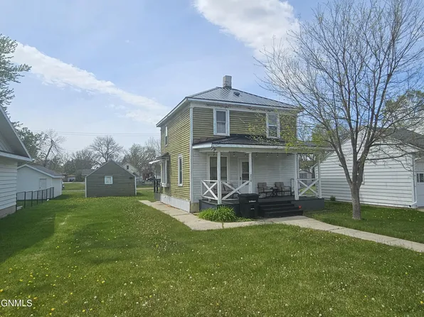 210 S 9th St, Wishek, ND 58495