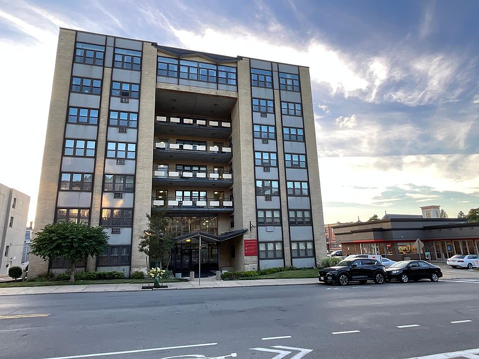 Melrose Place Condominium at the beginning of Downtown Melrose