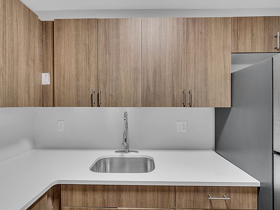 3rd image of 480 Euclid Ave #1B-1Ba-710Sqft