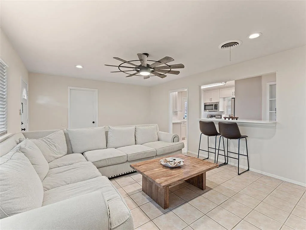 3 bed, 1176 sqft, $2,100 — Photo 4