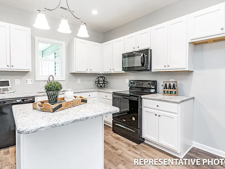 225 Sandpiper St — Photo 3