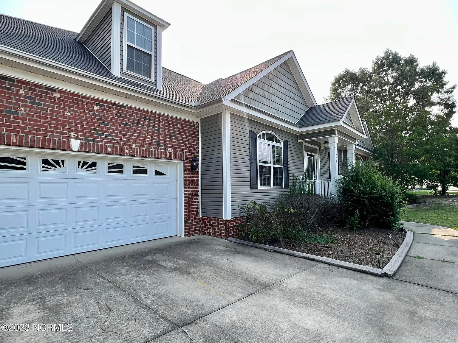 4 bed, 3.0 bath, 2225 sqft, $2,400 — Photo 4